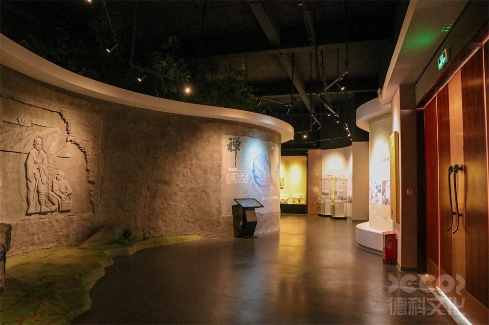 如何在城市展館設(shè)計中考慮安全和緊急疏散？