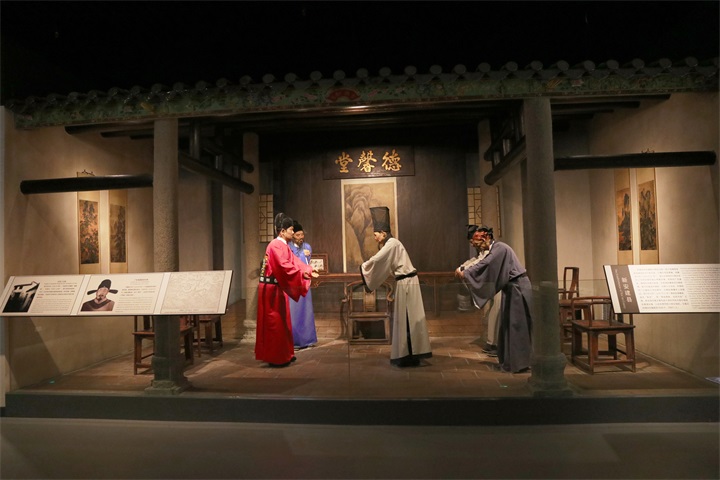 雕塑博物館裝修的展示柜應(yīng)如何設(shè)計(jì)以便于觀賞和保護(hù)雕塑？